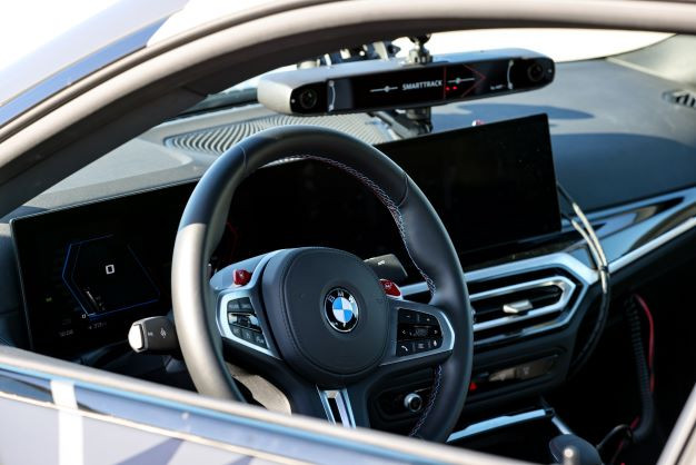 Die Kameraleiste über dem Lenkrad erkennt die Position der VR-Brille. (Bild: Wolfgang Groeger-Meier für BMW)